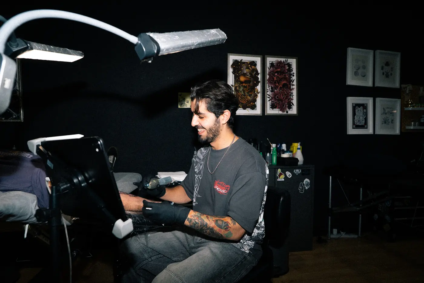 A Full Moon artist mid session under the lamp